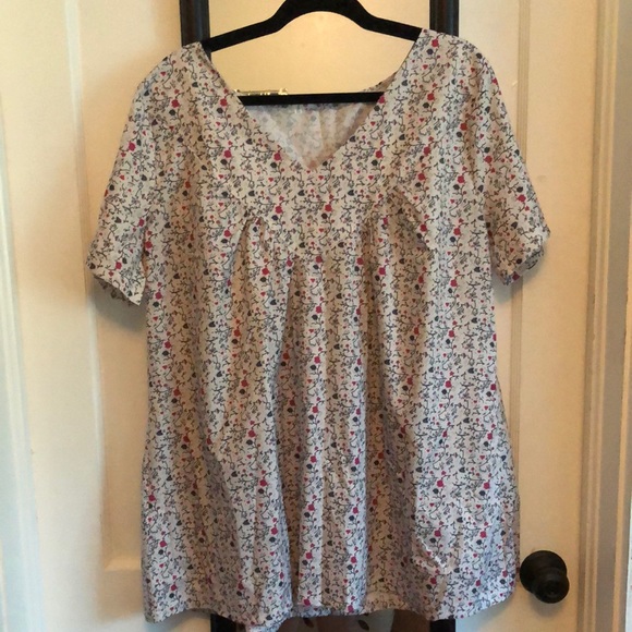 SHEIN Tops - 🏵EUC SHEIN 5XL very thin material but lovely and comfortable